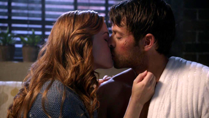 Cas and April kiss.